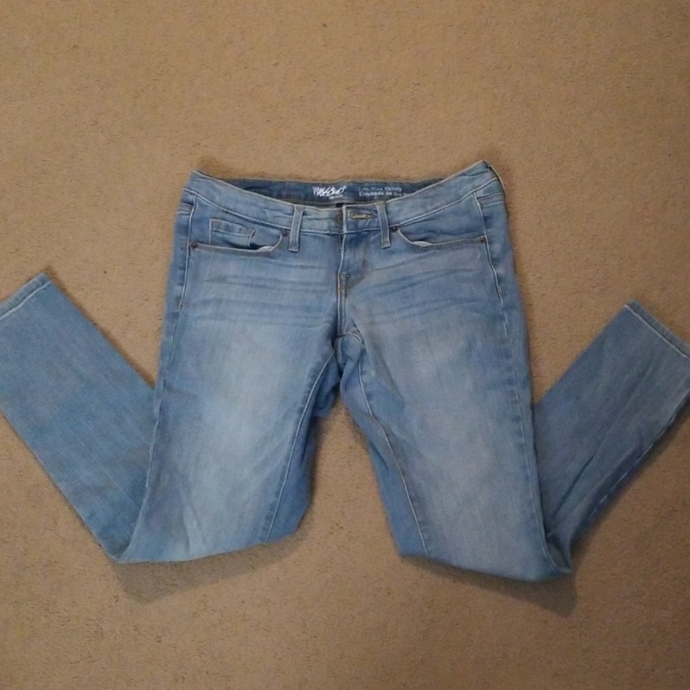 Distressed skinny jeans